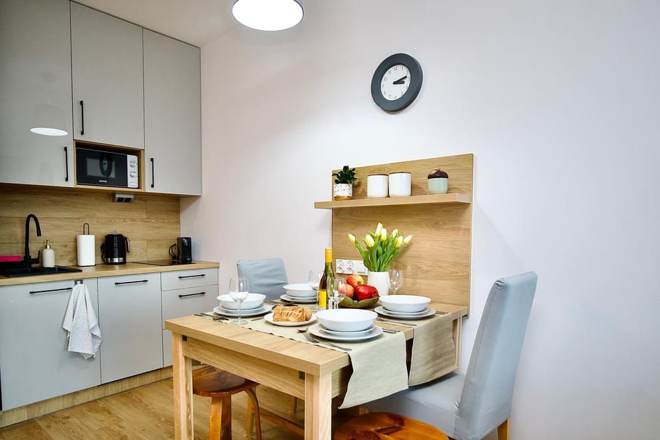 Kitchen or kitchenette, Dining area, Bedroom, Breakfast, microwave, stove, kitchen