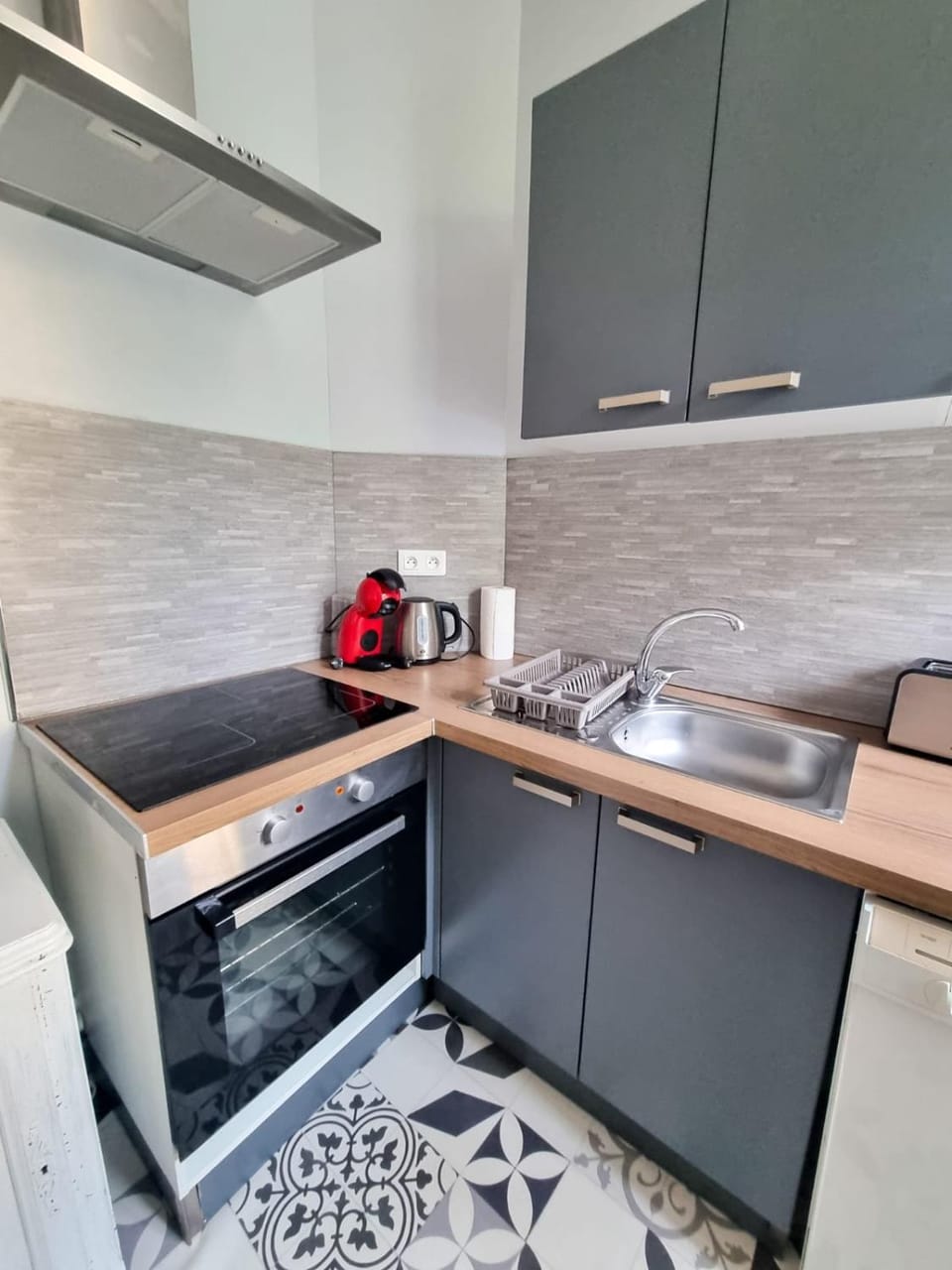 Coffee/tea facilities, Kitchen or kitchenette, dishwasher, oven, stove, toaster