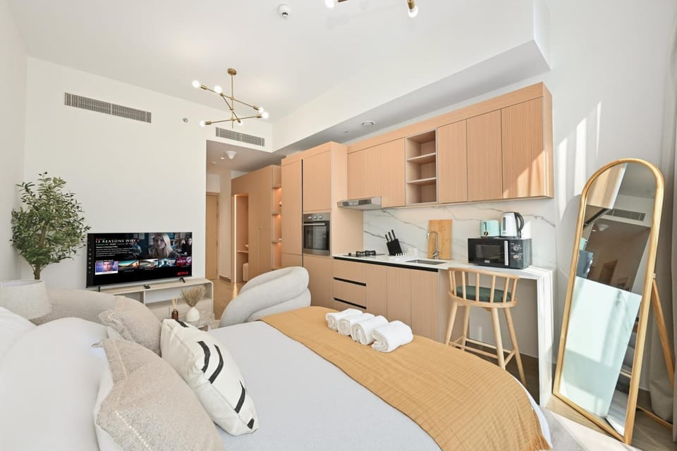 Bed, TV and multimedia, Kitchen or kitchenette, Photo of the whole room, Bedroom, oven, towels, air conditioner