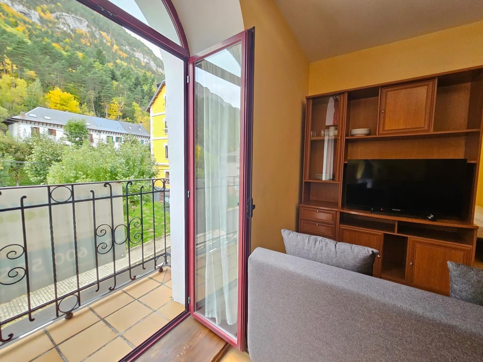 TV and multimedia, View (from property/room), Balcony/Terrace, Living room