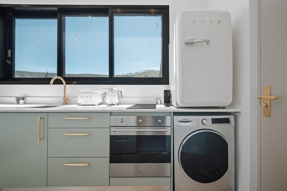 Kitchen or kitchenette, minibar, oven, stove, washing machine, dryer