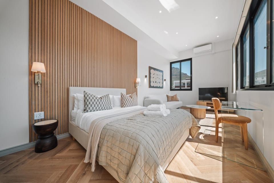 Bed, Living room, Photo of the whole room, Seating area, Bedroom, towels
