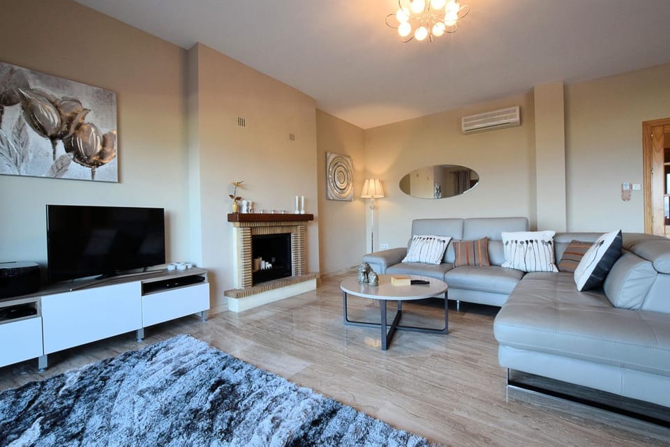 Communal lounge/ TV room, TV and multimedia, Seating area, air conditioner