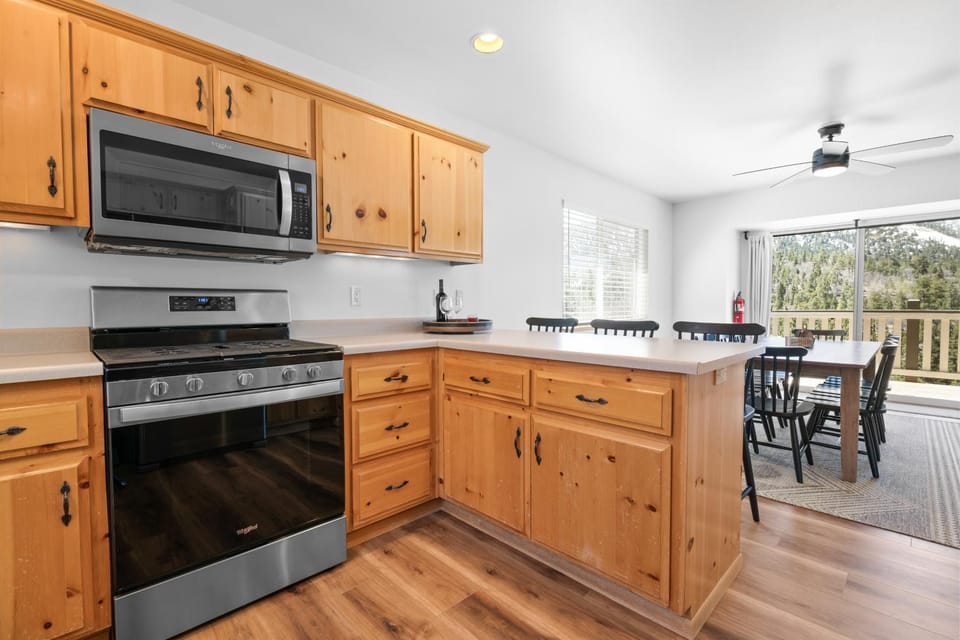 Kitchen or kitchenette, Dining area, oven, stove