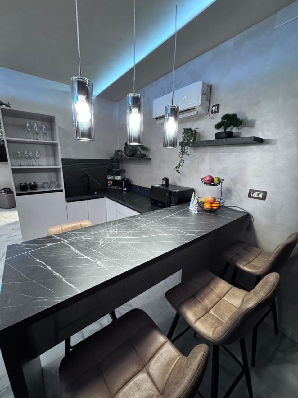 Kitchen or kitchenette, Dining area