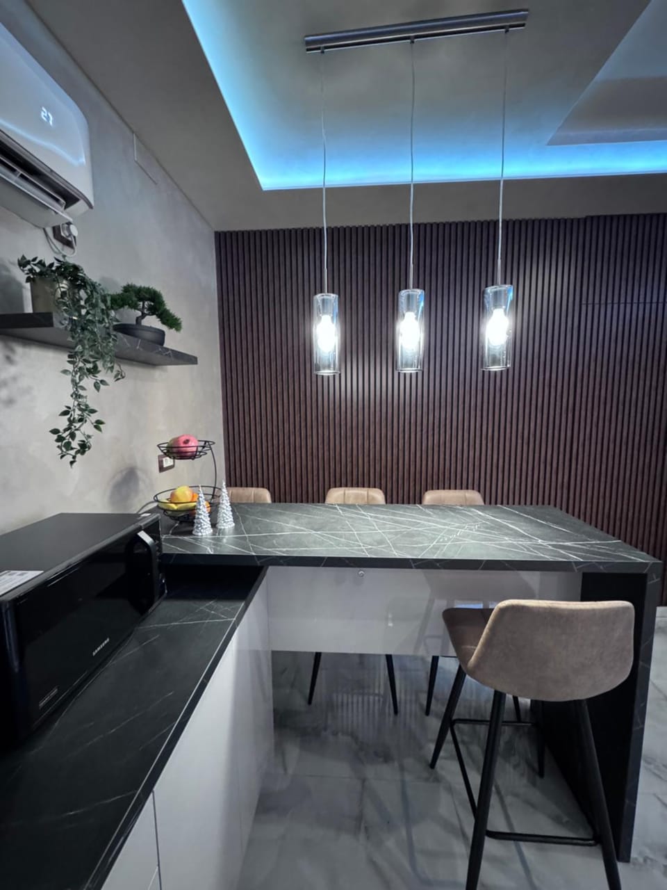 Kitchen or kitchenette, Dining area