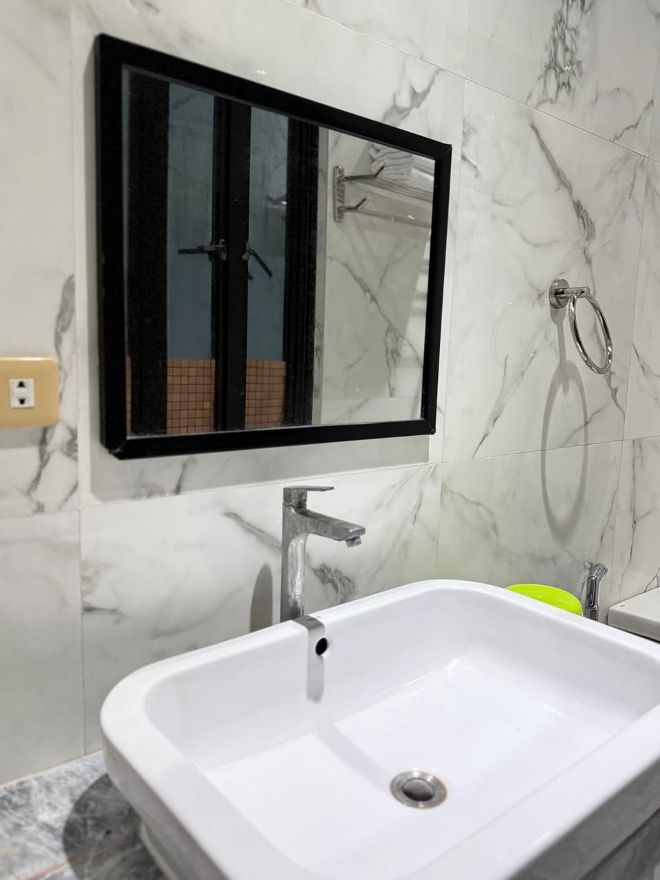 Elyu jasons home with netflix and parking Bed and Breakfast in La Union