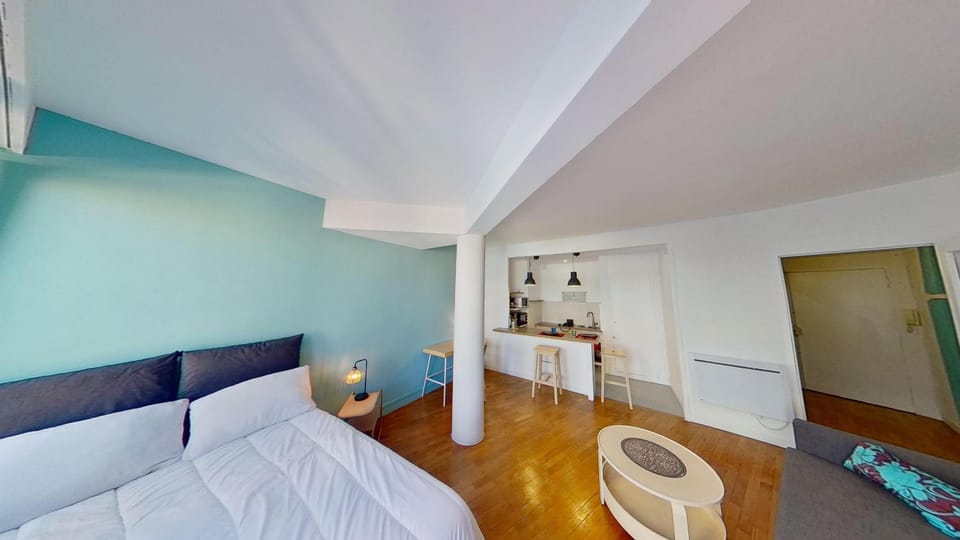 Bed, Seating area