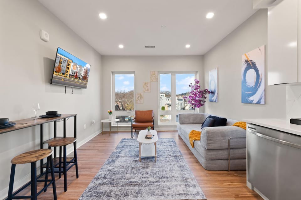 TV and multimedia, Kitchen or kitchenette, Living room, Seating area, Dining area