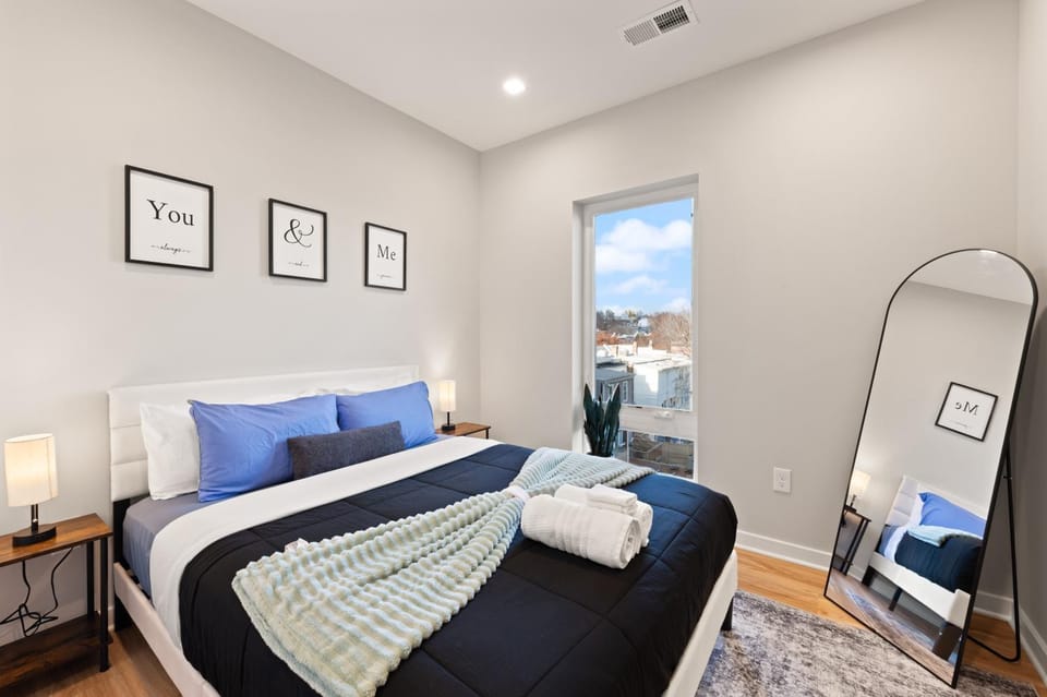 Bed, Photo of the whole room, Bedroom, towels