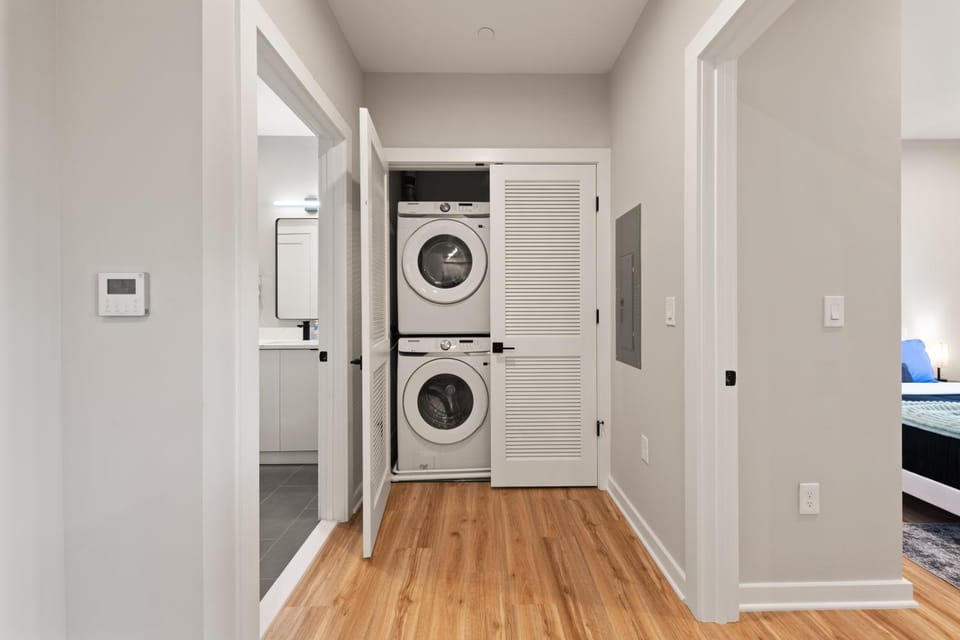 Bed, Kitchen or kitchenette, Photo of the whole room, Bedroom, wardrobe, washing machine, dryer