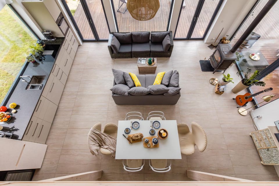 Kitchen or kitchenette, Living room, Food and drinks, Seating area, Dining area, Food, fireplace