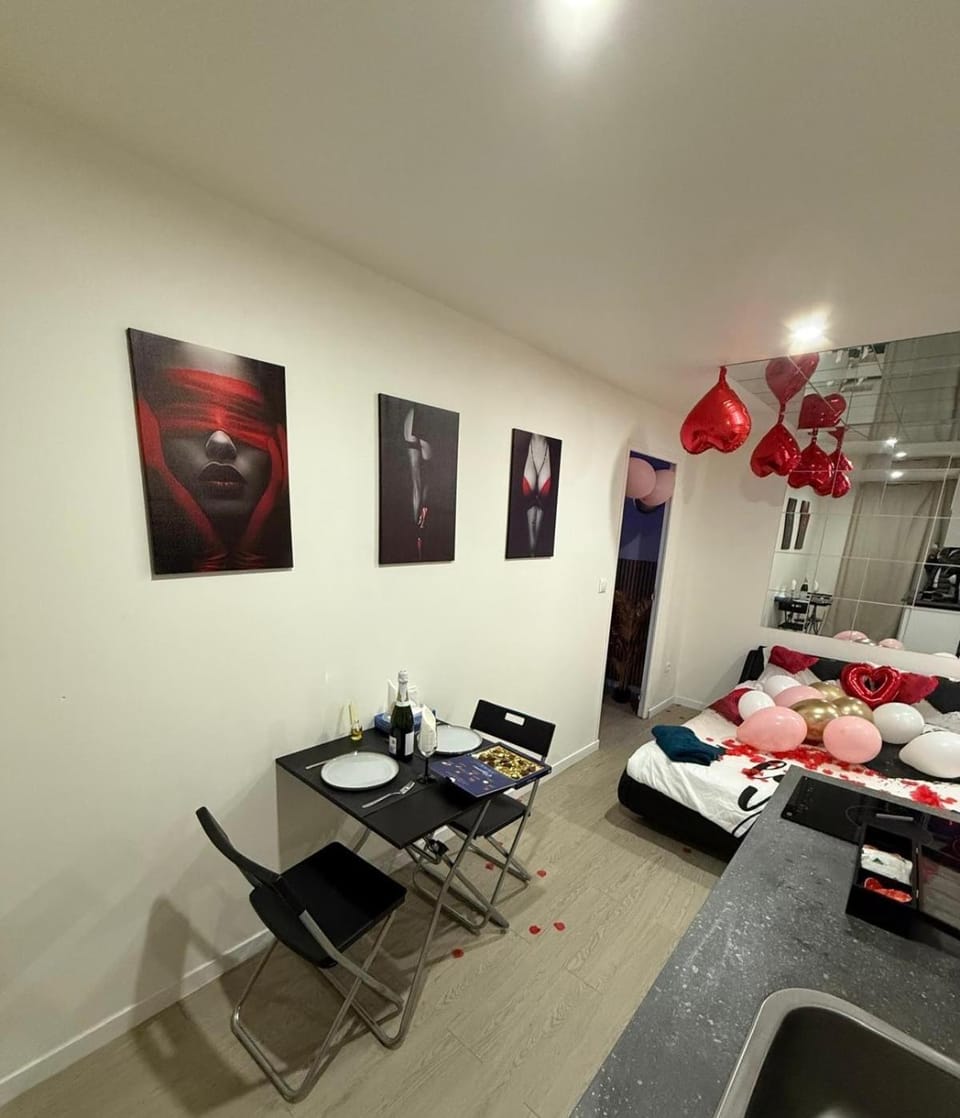 Love Room Joya Apartment in Île-de-France
