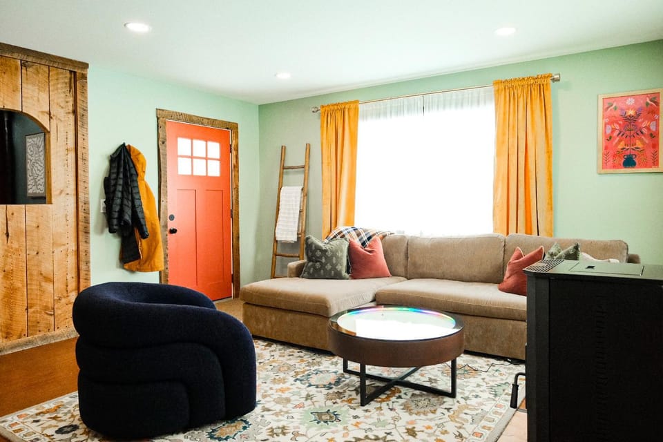 Living room, Photo of the whole room, Decorative detail, Seating area