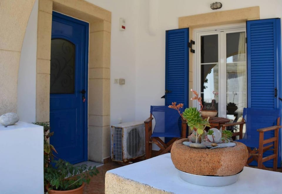 Facade/entrance, Balcony/Terrace