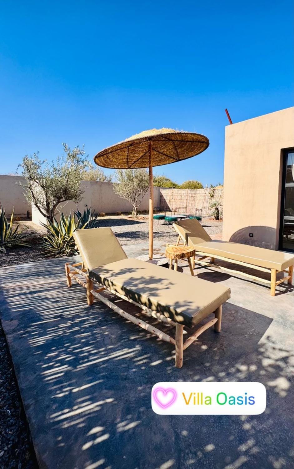 Patio, Day, Natural landscape, sunbed