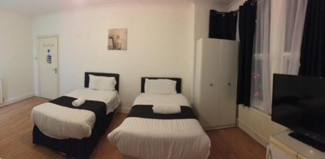 the pine lodge Bed and Breakfast in Hounslow
