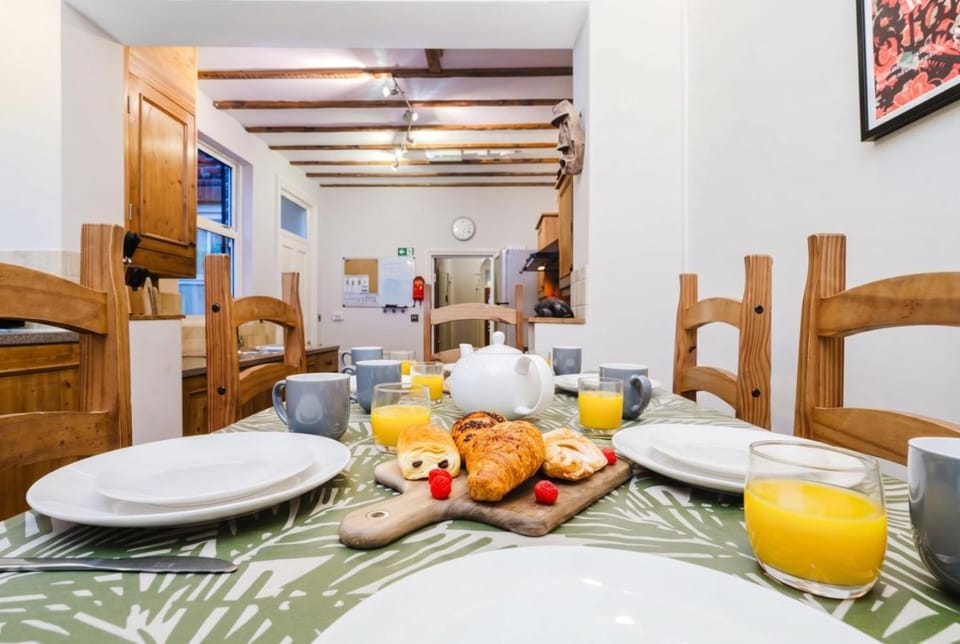 Food and drinks, Seating area, Dining area, Food, Breakfast, stove, kitchen