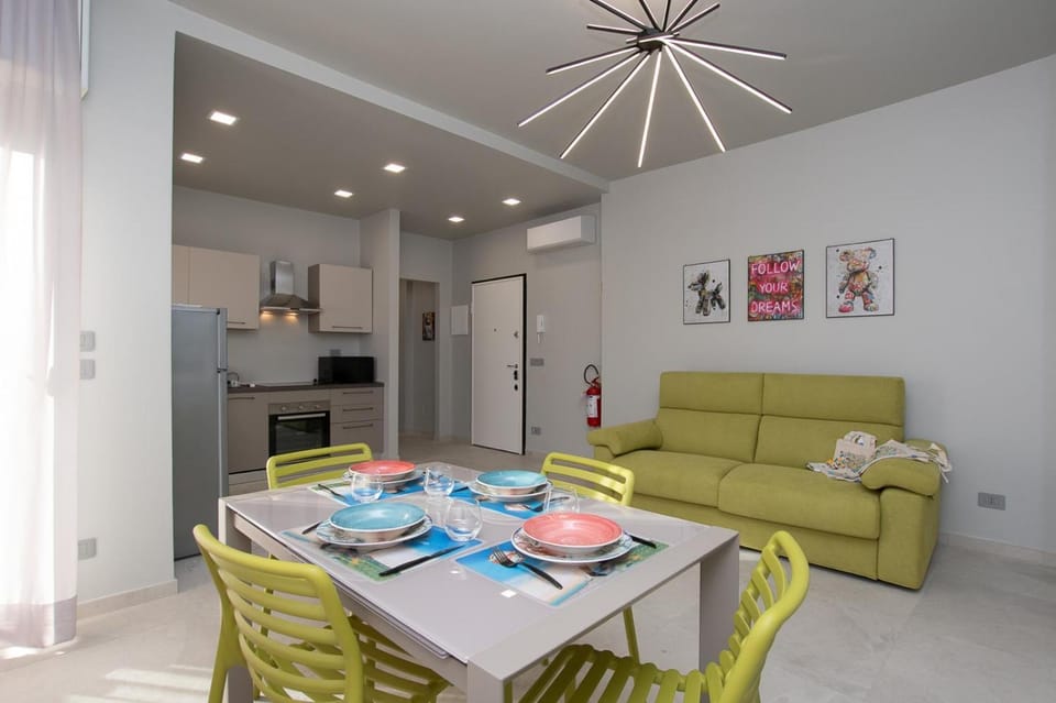 Kitchen or kitchenette, Living room, Seating area, Dining area, oven, pet friendly, stove