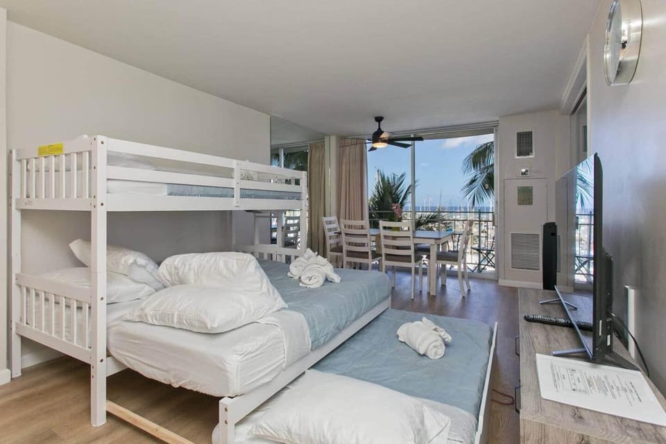 Beautiful Honolulu Waikiki Ocean View Condo Apartment in Honolulu