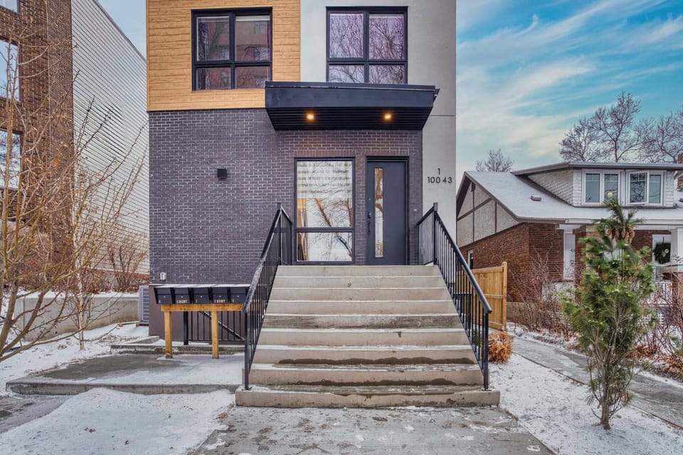 Luxurious Large 3 Bedroom Loft Saskatchewan Drive Apartment in Edmonton