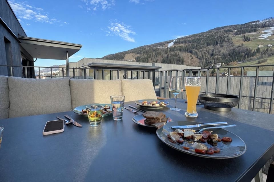 View (from property/room), Balcony/Terrace, Dining area, Mountain view, Breakfast