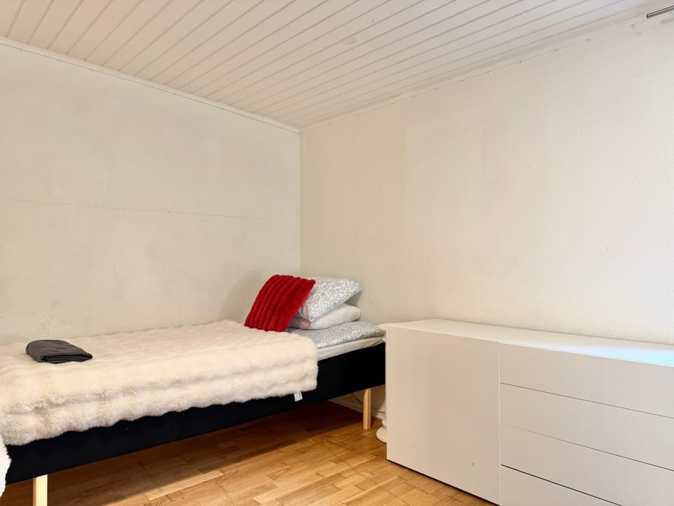 Workers Villa - 5 BR - 2 Bath - Volvo - Parking House in Gothenburg