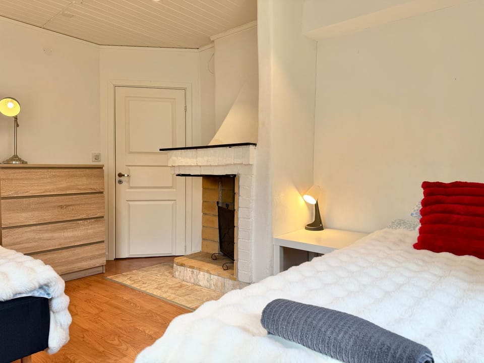 Workers Villa - 5 BR - 2 Bath - Volvo - Parking House in Gothenburg