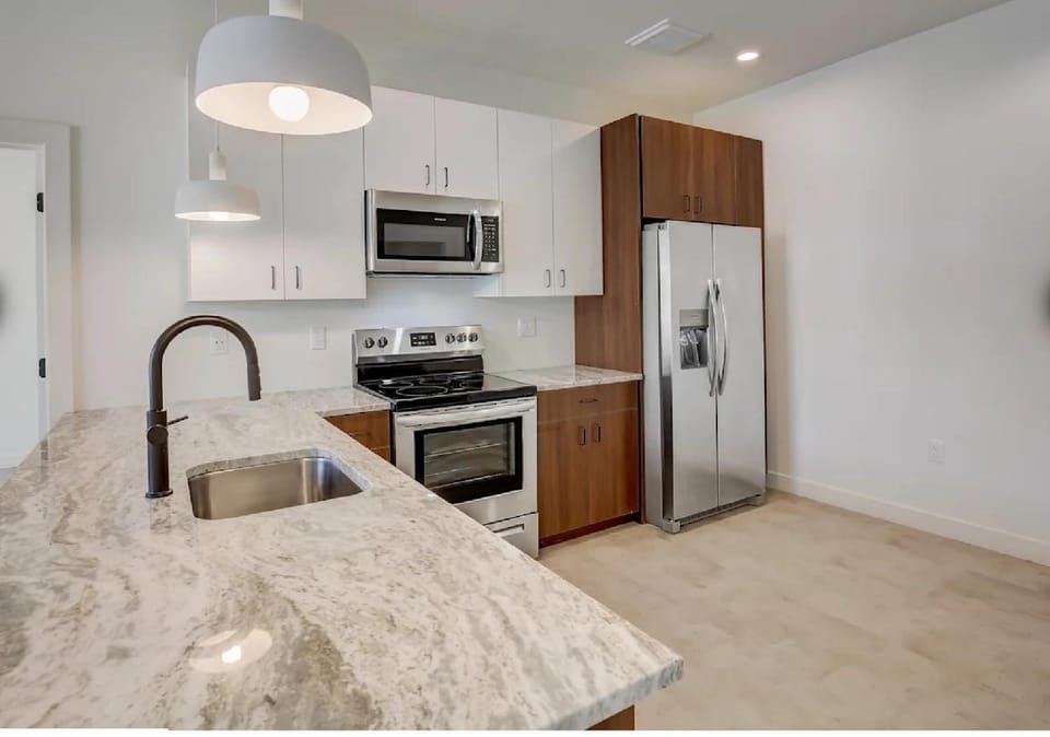 Modern Downtown Detroit 2BR Retreat Apartment in Windsor