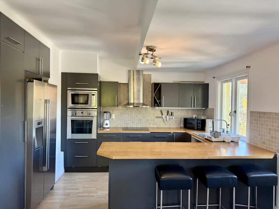 Kitchen or kitchenette, Dining area, dishwasher, oven