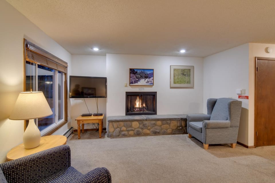 Shuttle to Winter Park Resort! Group Condo w/ Pool House in Fraser