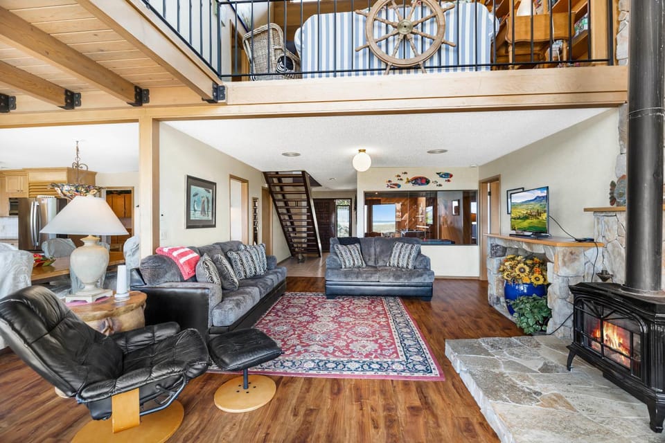 Fantastic Beach View! Oregon Escape w/ Game Room House in Seaside