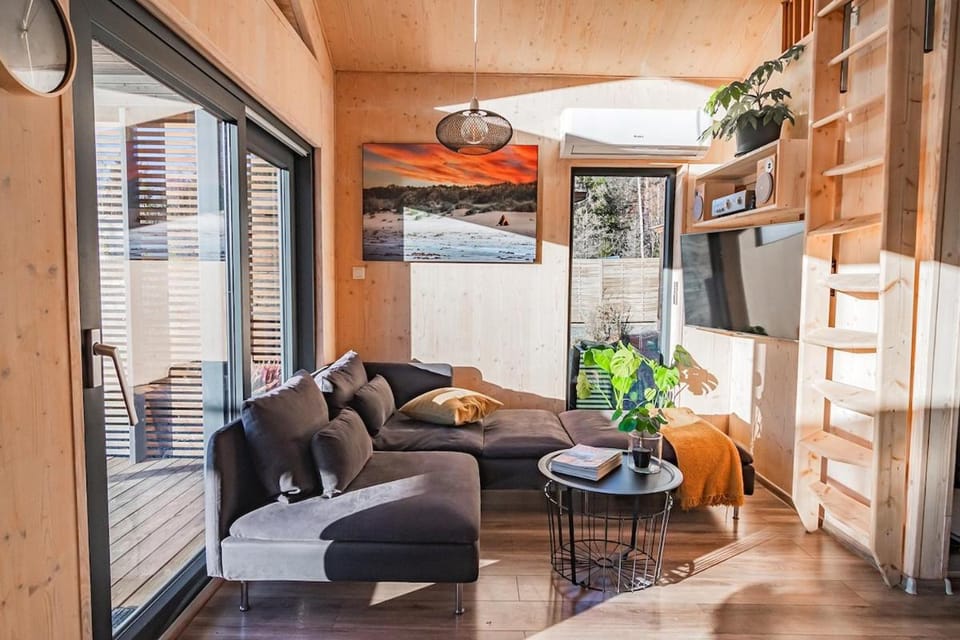 TV and multimedia, Living room, Photo of the whole room, Seating area, air conditioner