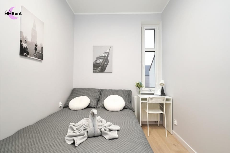 Bed, towels