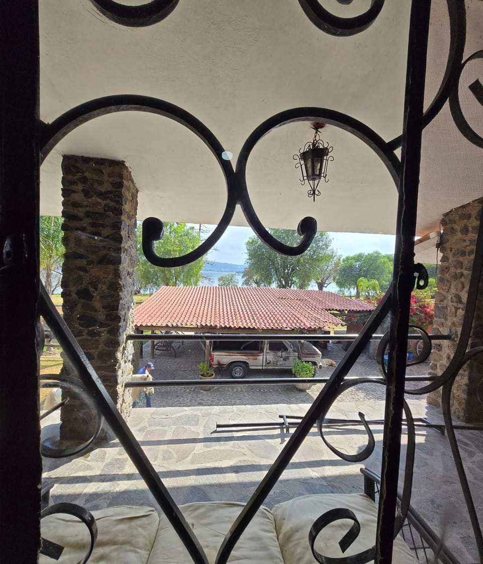 Hotel NoQueNo Vista al lago Country House in Hidalgo, Mexico