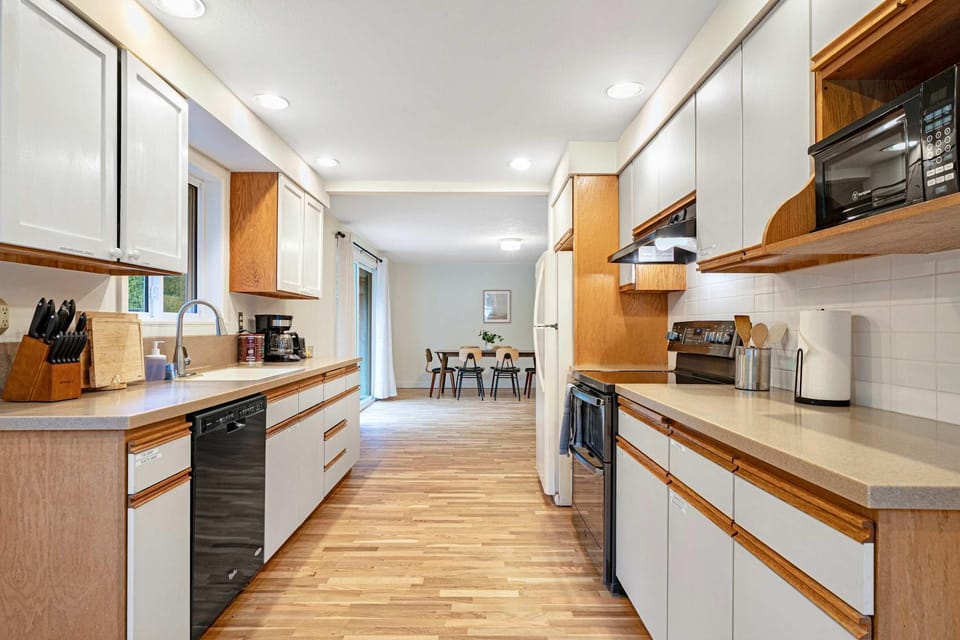 Redmond Pet friendly Home in 2 Acres Horse Barn House in Redmond