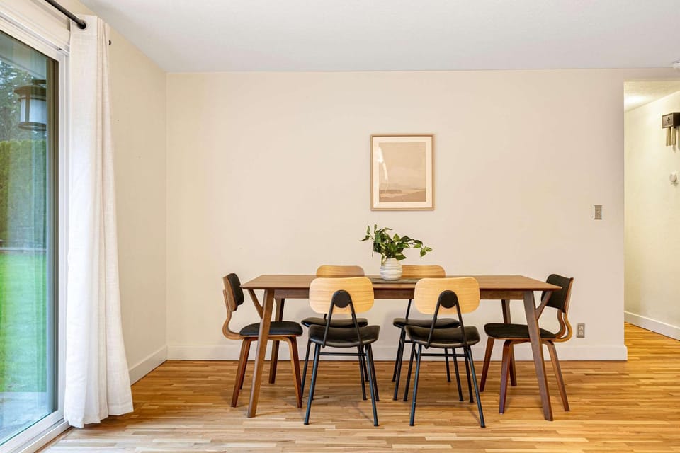 Redmond Pet friendly Home in 2 Acres Horse Barn House in Redmond