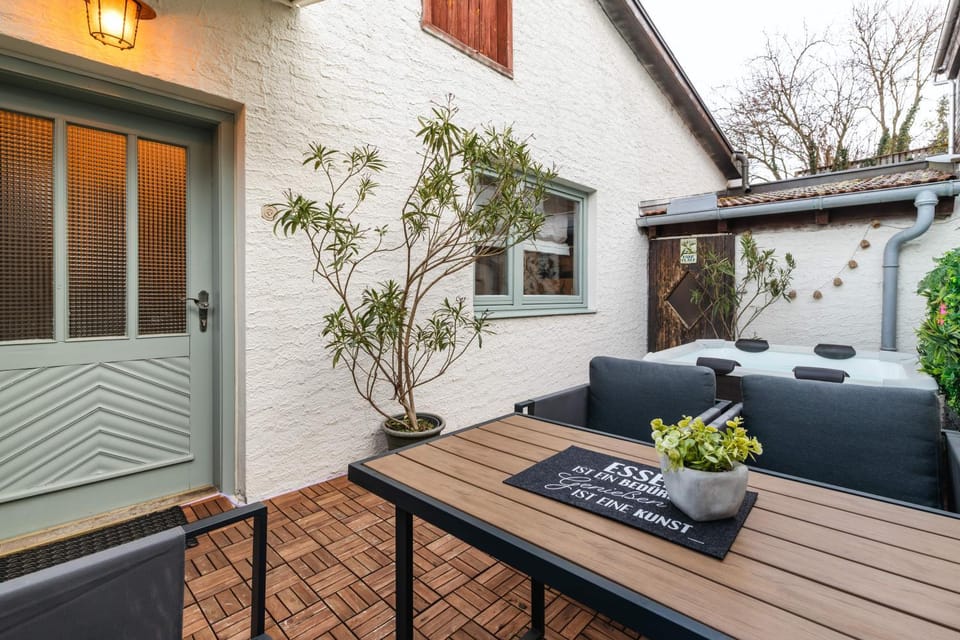 Property building, Patio, View (from property/room), Balcony/Terrace, Seating area, Garden view