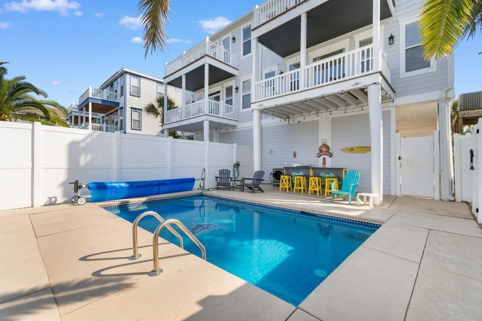 Property building, Patio, Day, Balcony/Terrace, Seating area, Swimming pool, furniture