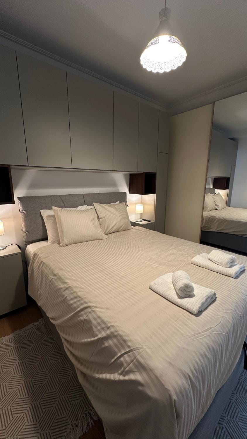 Bed, Photo of the whole room, Bedroom, towels