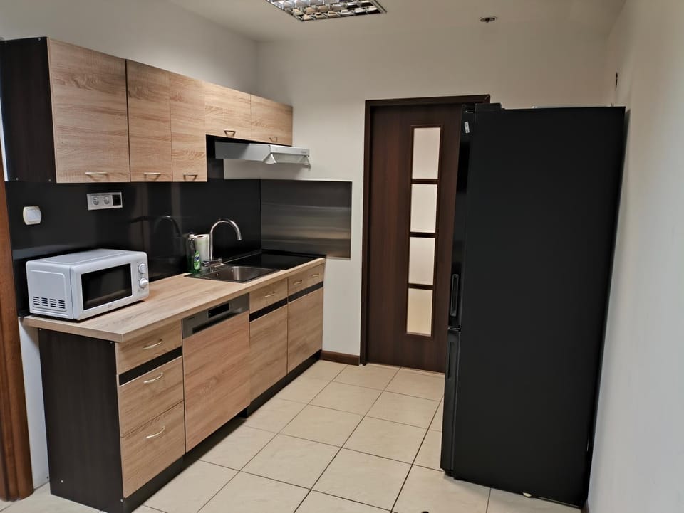Kitchen or kitchenette, microwave, oven, stove