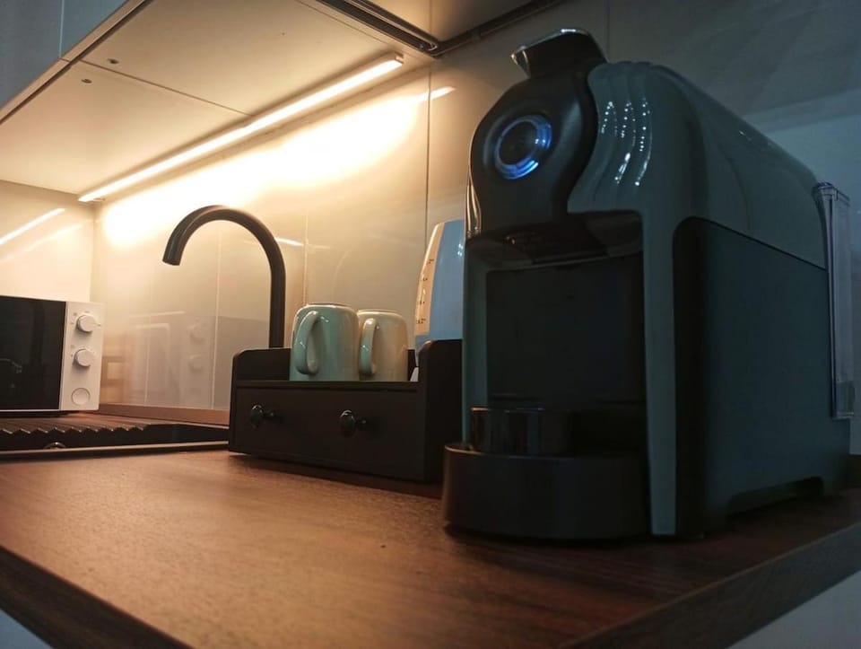 Kitchen or kitchenette, minibar