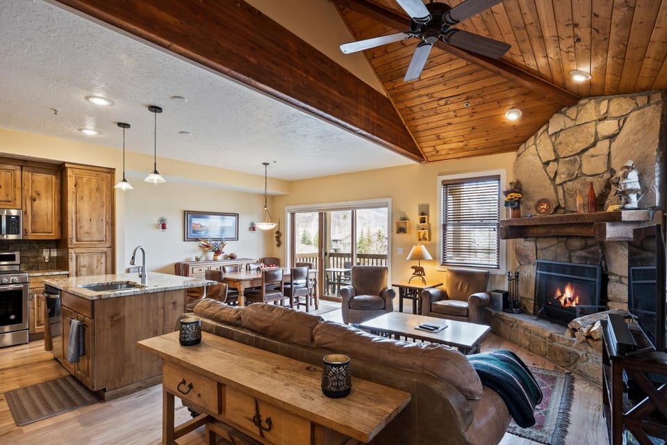 Private Hot tub, Spacious stay for 12, 5 Min Drive to Base, Full Kitchen, Restaurants Nearby! House in Park City