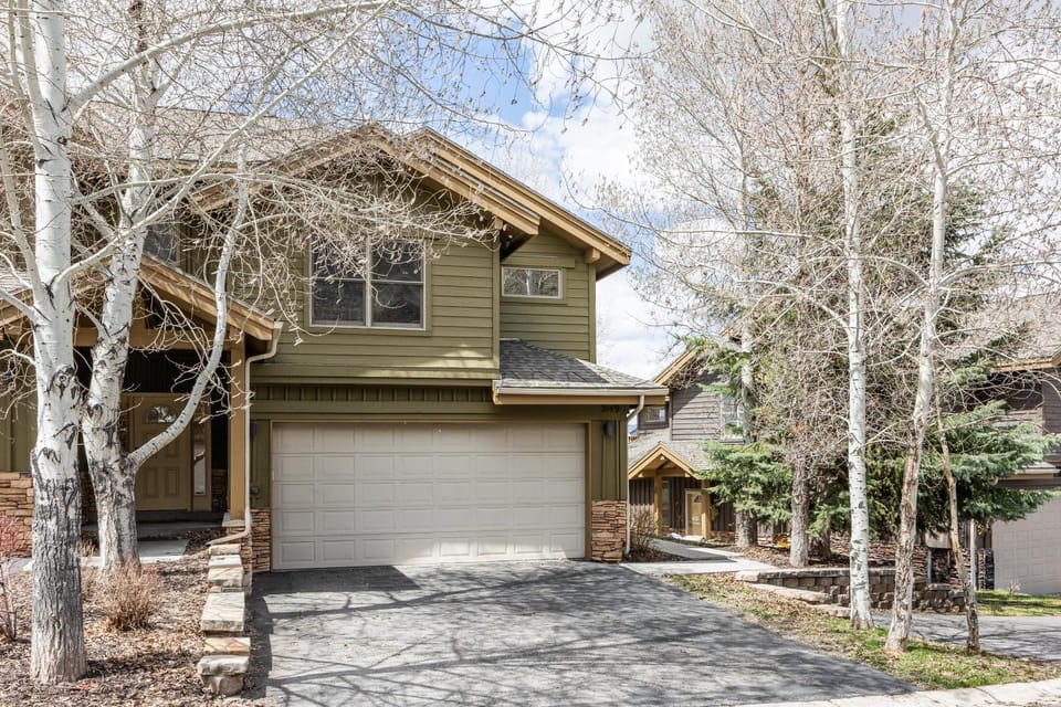 Private Hot tub, Spacious stay for 12, 5 Min Drive to Base, Full Kitchen, Restaurants Nearby! House in Park City