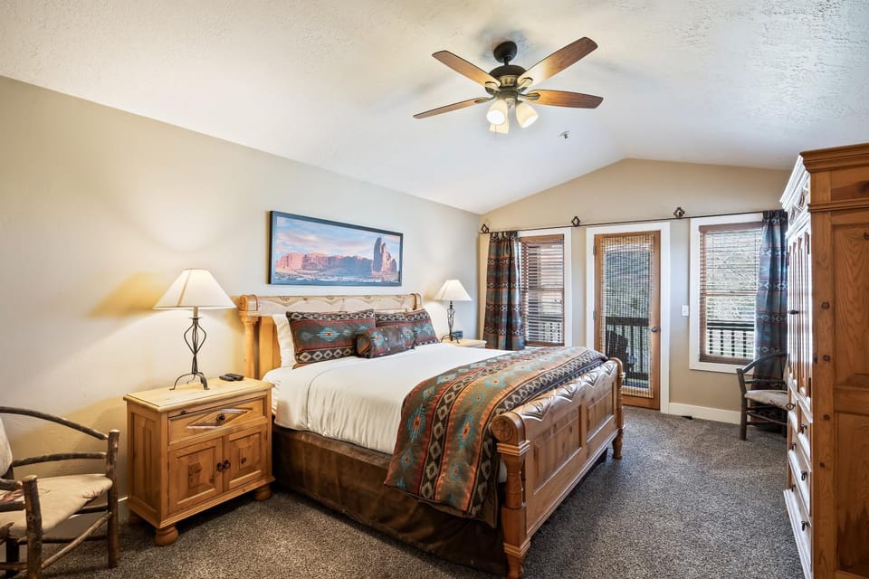 Private Hot tub, Spacious stay for 12, 5 Min Drive to Base, Full Kitchen, Restaurants Nearby! House in Park City