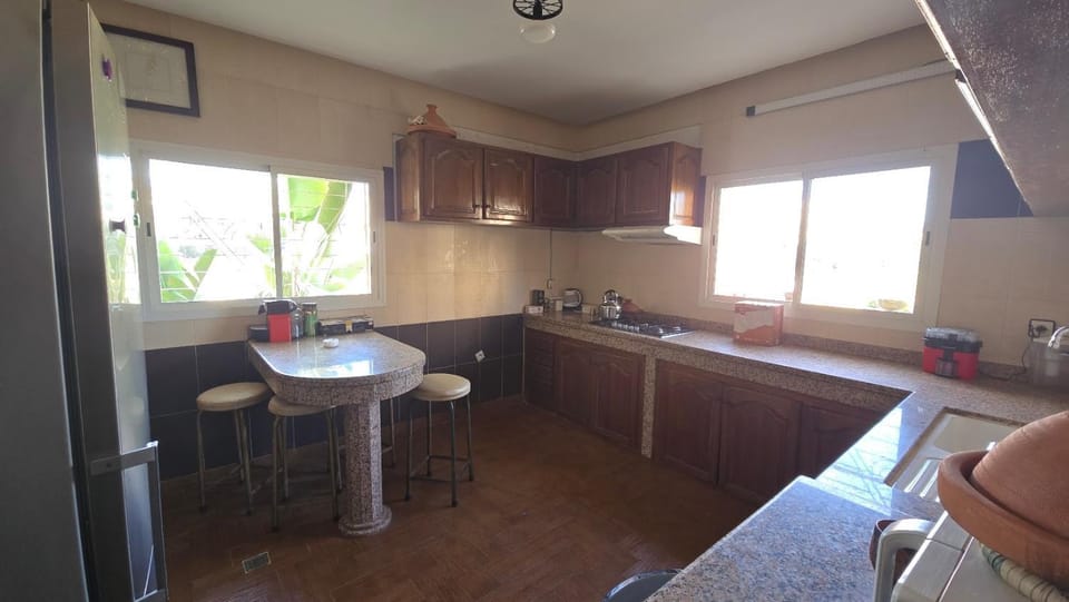 Kitchen or kitchenette, Living room, Dining area, minibar, oven, stove