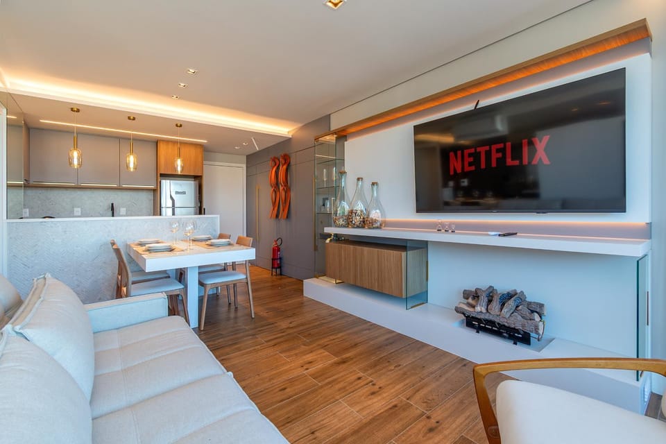 TV and multimedia, Kitchen or kitchenette, Living room, Seating area, Dining area