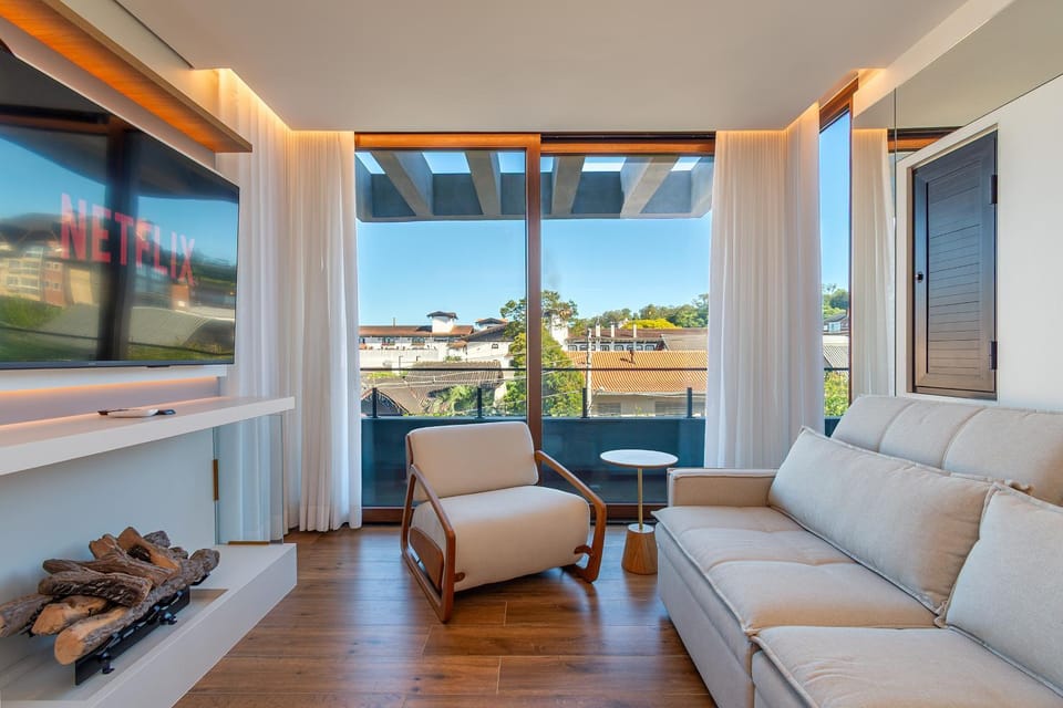 Patio, Communal lounge/ TV room, TV and multimedia, View (from property/room), Balcony/Terrace, Living room, Seating area