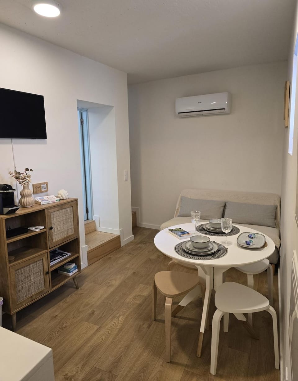 TV and multimedia, Coffee/tea facilities, Seating area, Dining area, air conditioner