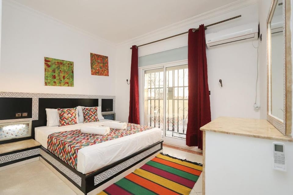 Photo of the whole room, towels, air conditioner